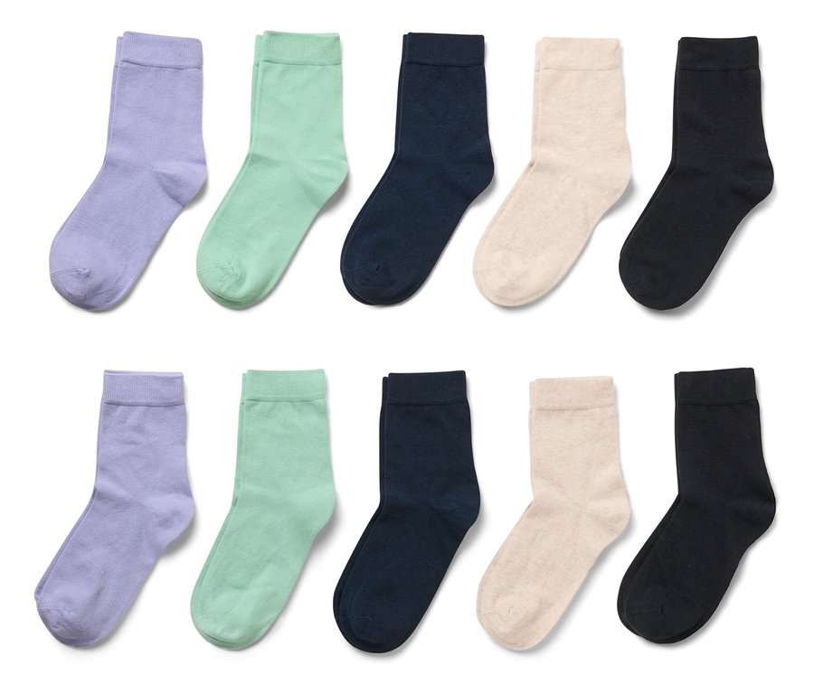 Deux rangées de cinq paires de chaussettes dans les couleurs : violet clair, vert clair, bleu foncé, beige et noir.