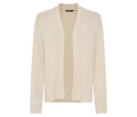 Un cardigan en tricot crème ouvert avec des manches longues posé à plat sur une surface blanche.