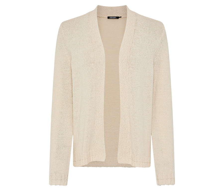 Un cardigan en tricot crème ouvert avec des manches longues posé à plat sur une surface blanche.