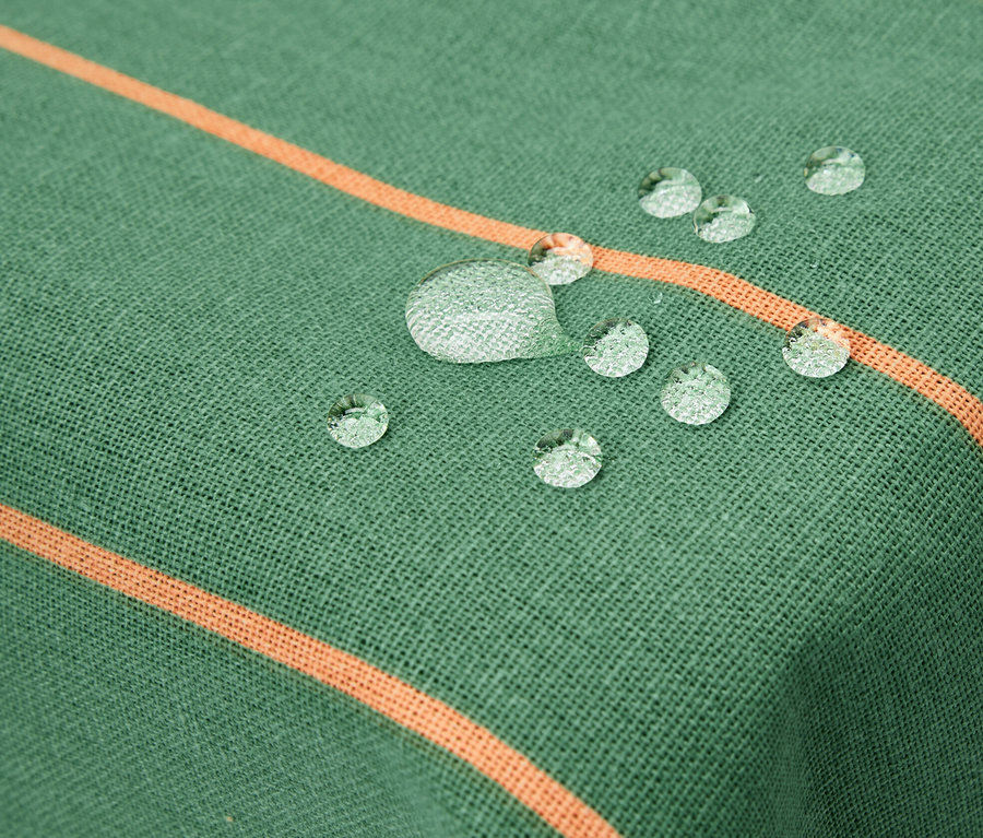 Détail d'une nappe lavable d'environ 90 x 90 cm, rayée avec des gouttes d'eau.