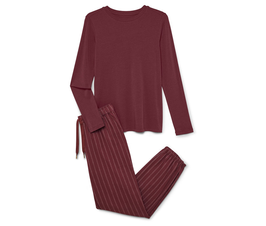 Un pyjama bordeaux à manches longues et un pantalon rayé posé sur un fond blanc.