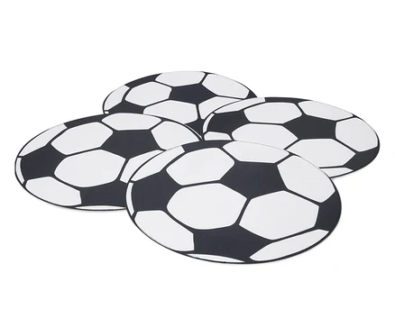 Quatre dessous de verre ronds en forme de ballon de football avec un motif noir et blanc sont posés les uns sur les autres.