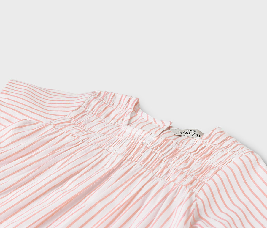 Gros plan d'une chemise rayée rose et blanche avec un col froncé et une étiquette.