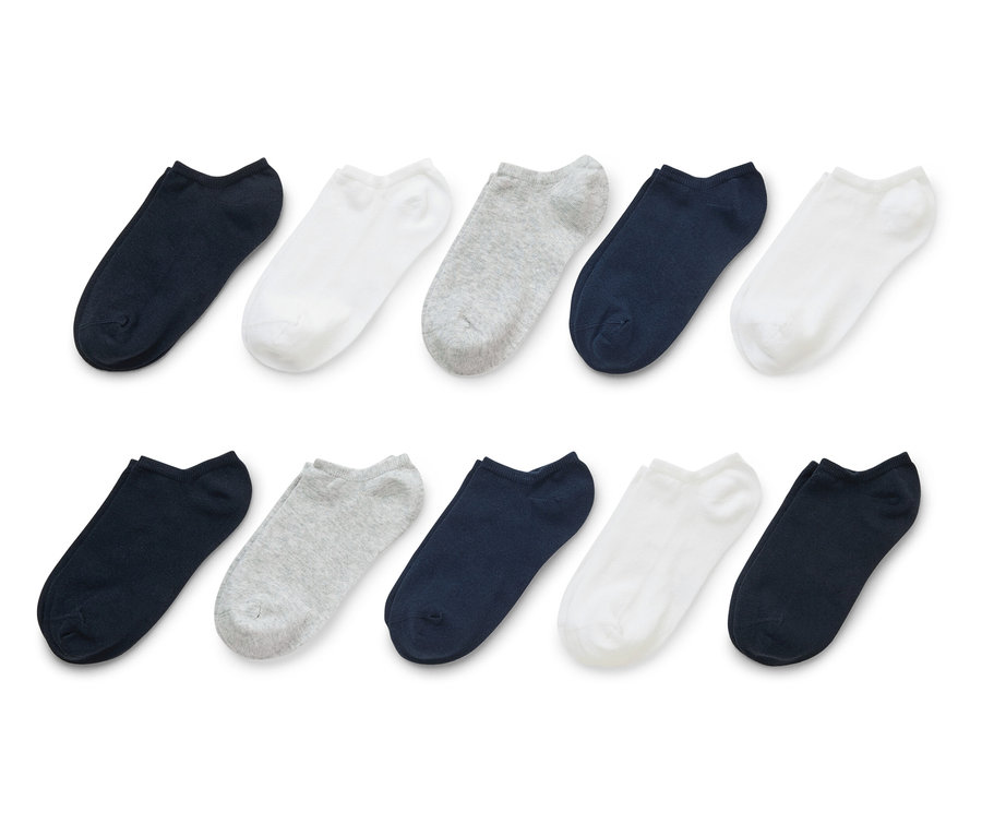 Dix chaussettes bleu marine, blanches et grises sont alignées.