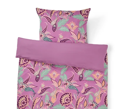 Linge de lit violet à motifs floraux composé d'une taie d'oreiller et d'une housse de couette.