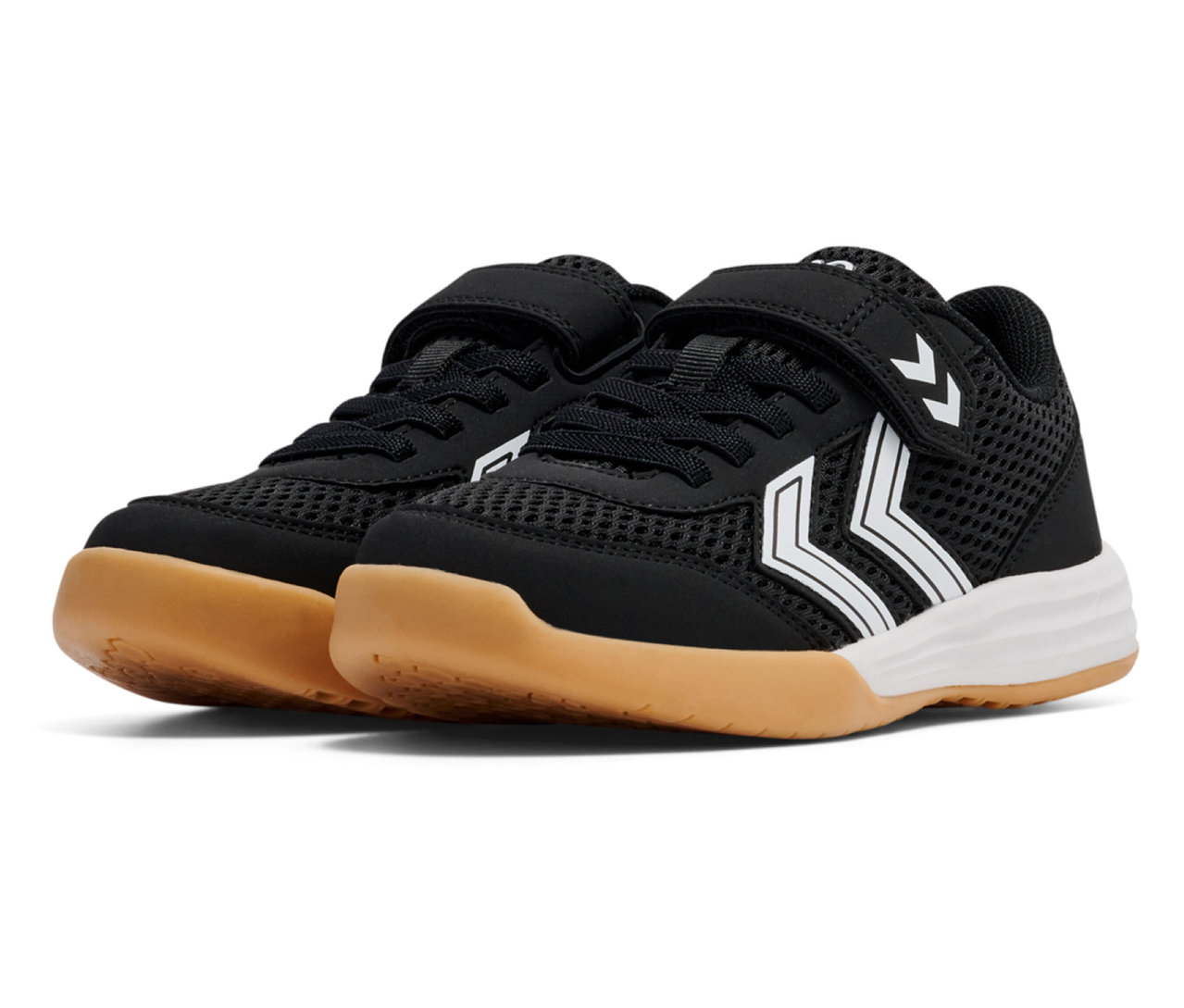 Deux chaussures hummel® Multiplay Flex VC JR noires avec fermeture velcro et semelle marron côte à côte.