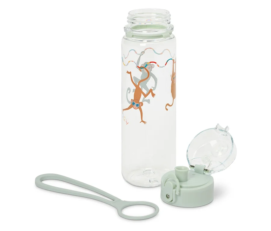 Une bouteille d'eau transparente avec des motifs de singes, à côté d'un couvercle vert et d'une dragonne.