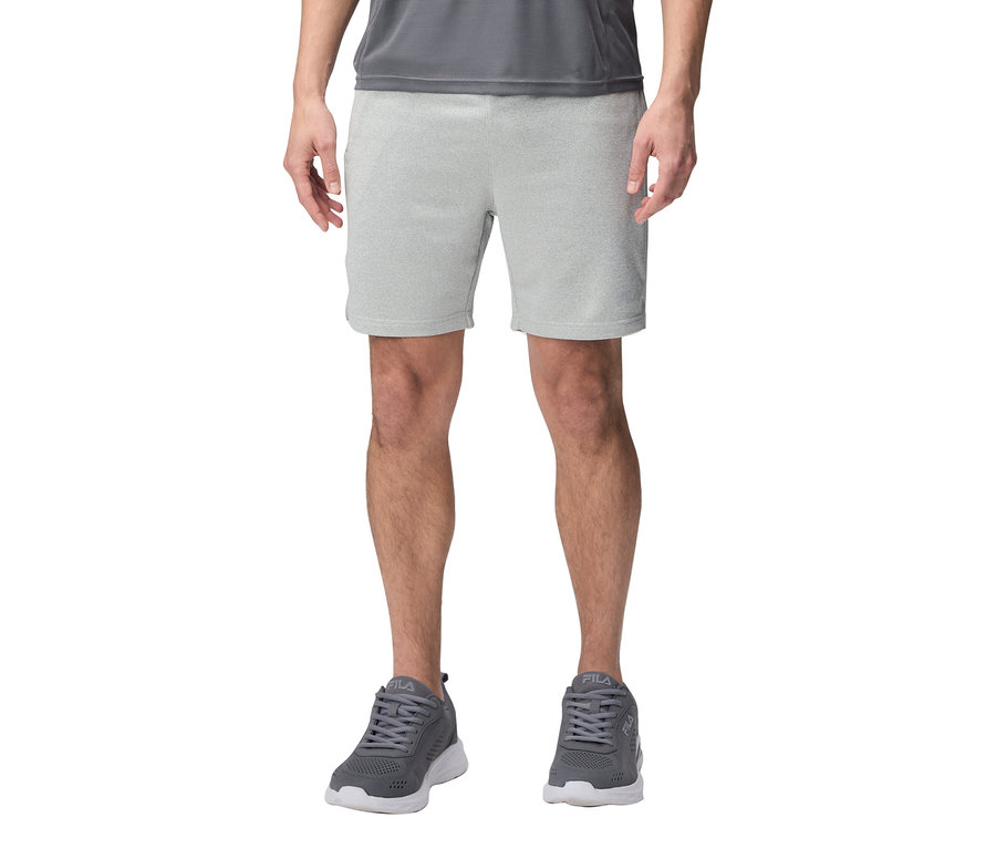 Homme portant un short gris et des baskets Fila grises.