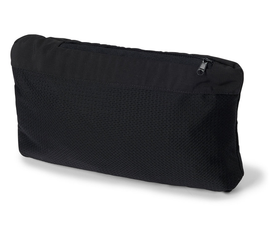 Sac en filet noir rectangulaire avec fermeture éclair sur le dessus sur fond blanc.