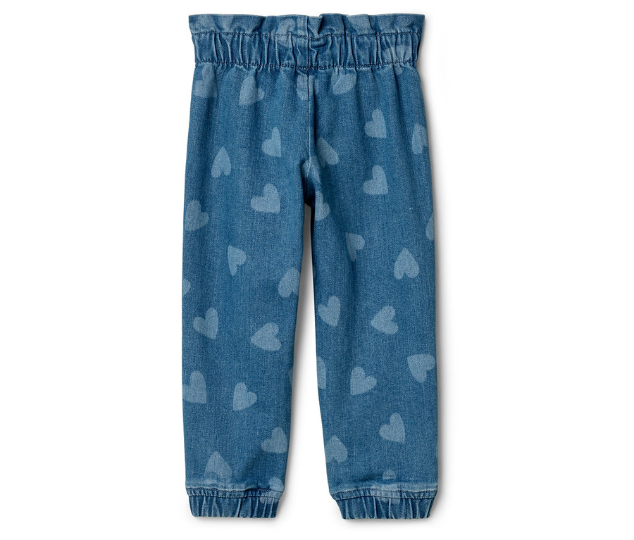 Jean bleu à motif de cœurs avec taille élastique.