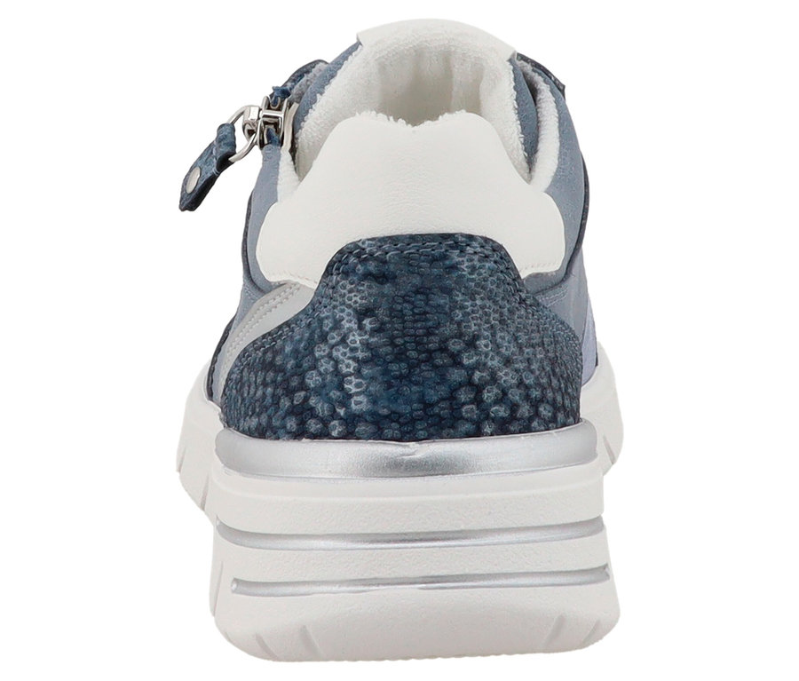 Vue arrière d'une basket bleue avec une semelle blanche et un motif peau de serpent sur le talon.