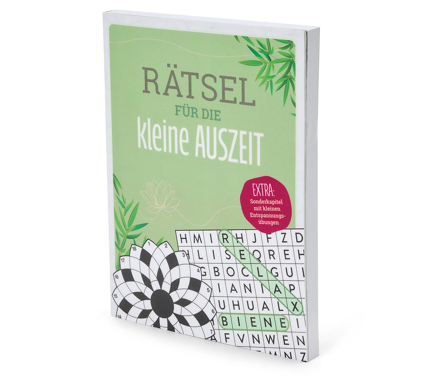 Un livre de puzzles intitulé "Rätsel für die kleine Auszeit" est posé sur une table. Le livre a une couverture verte avec des inscriptions blanches et une image de feuilles de bambou.