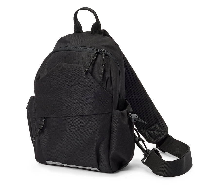 Sac à dos noir à bandoulière avec plusieurs compartiments et une bandoulière réglable.