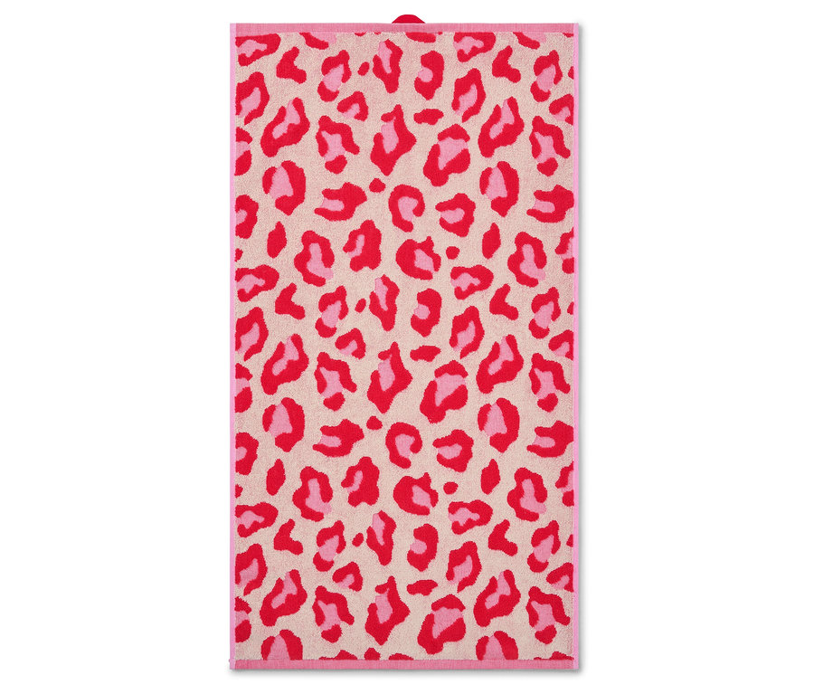 Une serviette beige avec un motif léopard rouge et rose est suspendue.