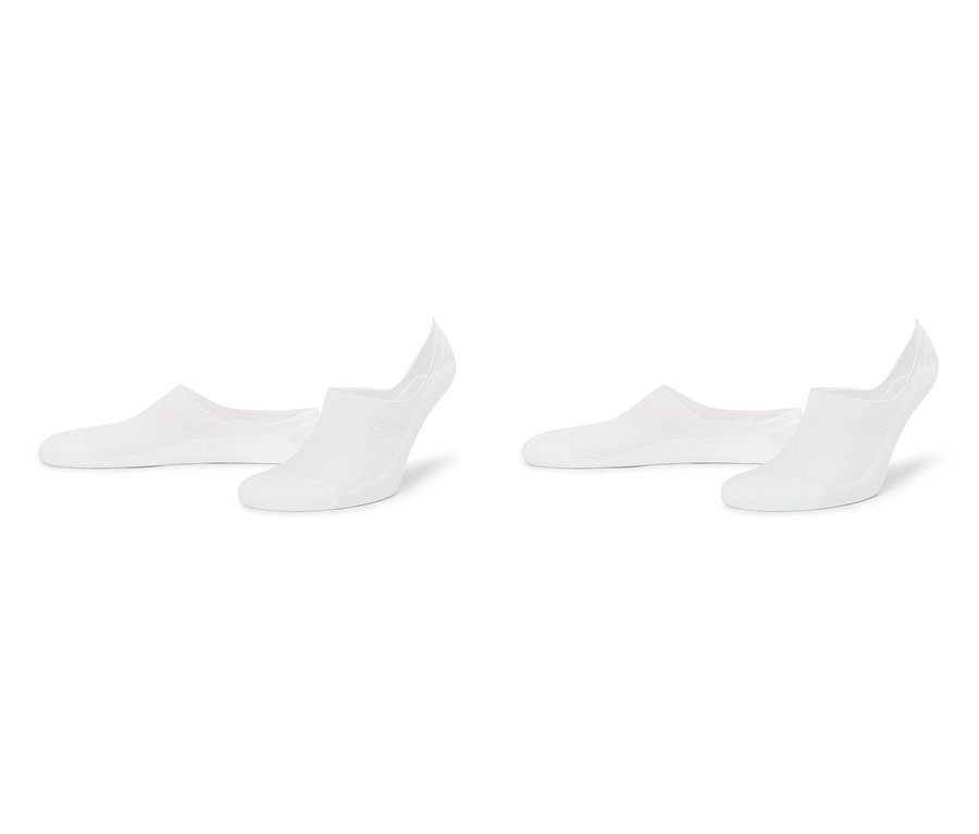 Deux paires de chaussettes blanches invisibles posées sur un fond blanc.