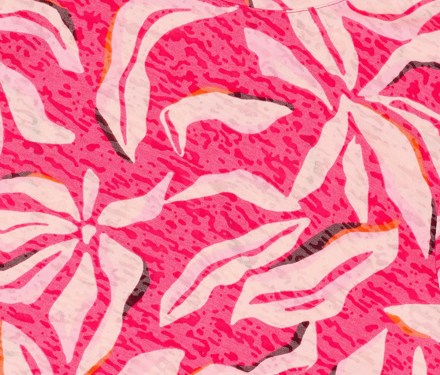 Gros plan sur un t-shirt à manches courtes CECIL rose avec imprimé de feuilles et étiquette.