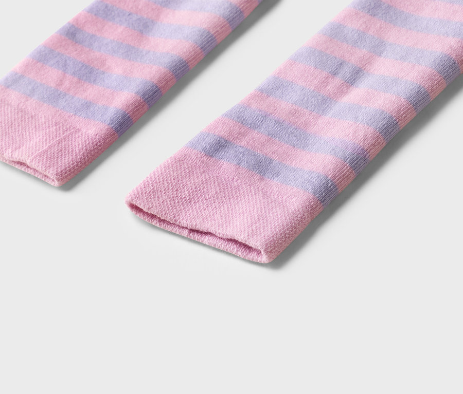Gros plan de deux chaussettes rayées roses et violettes sur fond blanc.