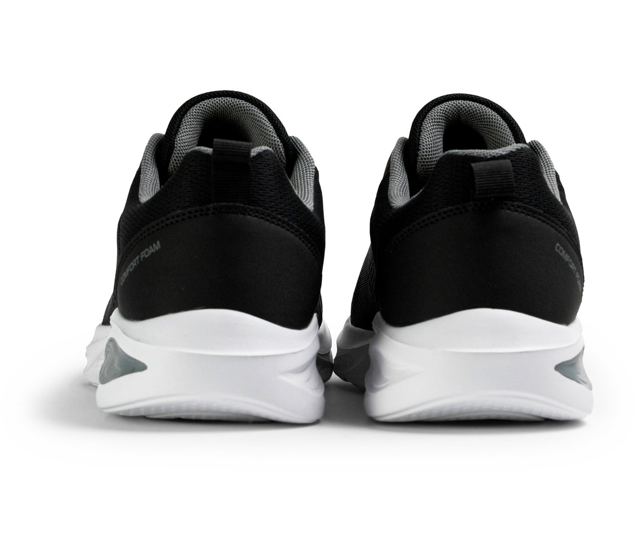 Deux sneakers FILA Specctris pour homme noirs avec des semelles blanches, vus de l'arrière.