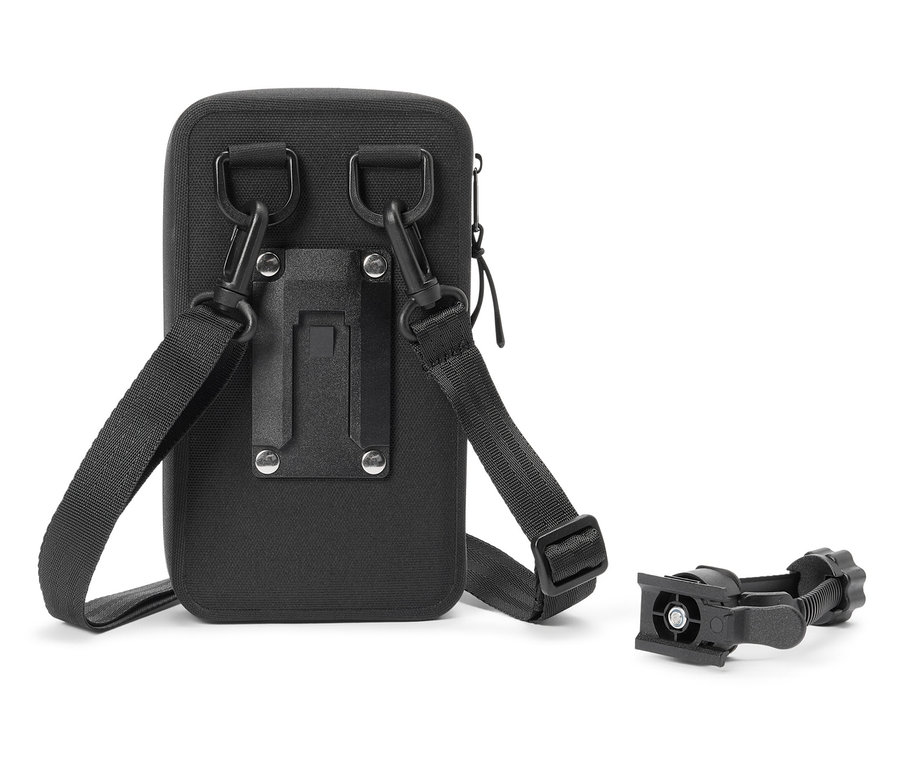 Sac noir avec des sangles et un support sur fond blanc.