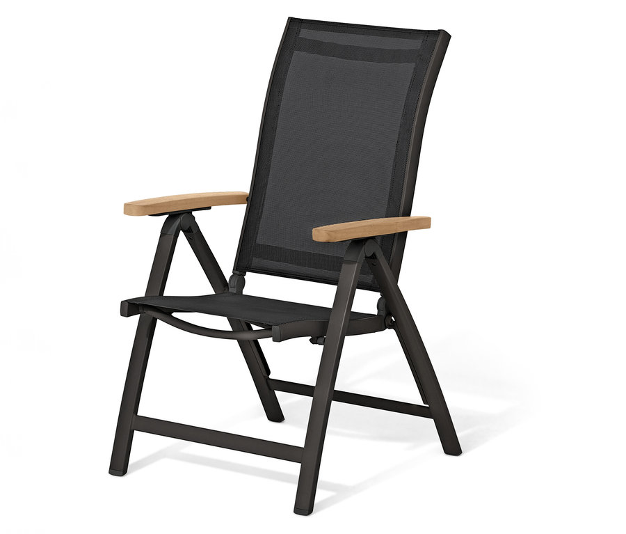 Une chaise pliante noire avec des accoudoirs en bois se dresse sur un fond blanc.