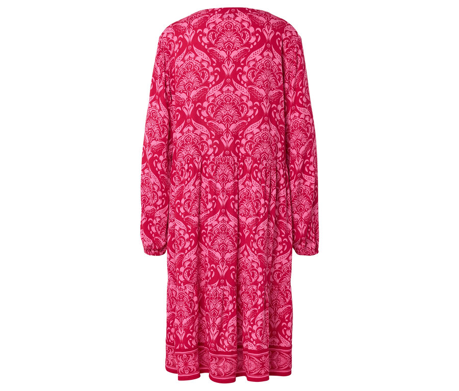 Vue arrière d'une robe rose à motifs sur l'ensemble.