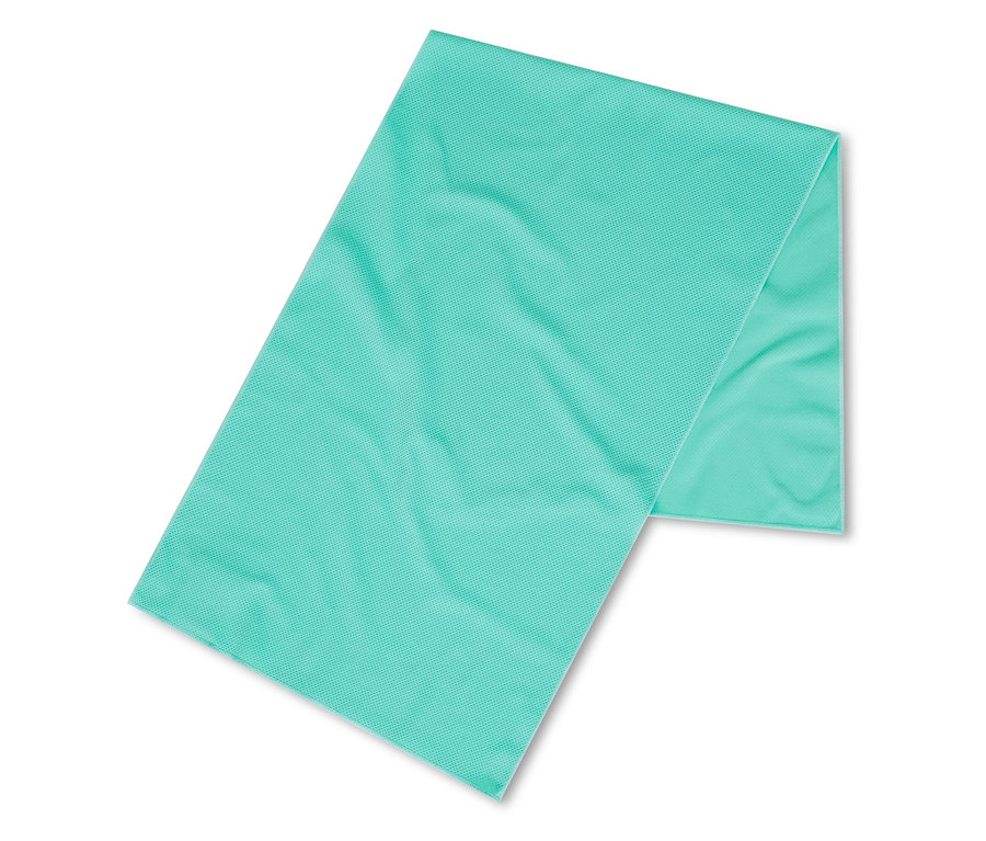 Une serviette rectangulaire turquoise clair est disposée en diagonale sur une surface blanche.