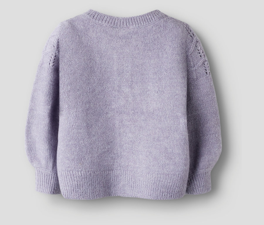 Gros plan du dos d'un cardigan violet NAME IT.