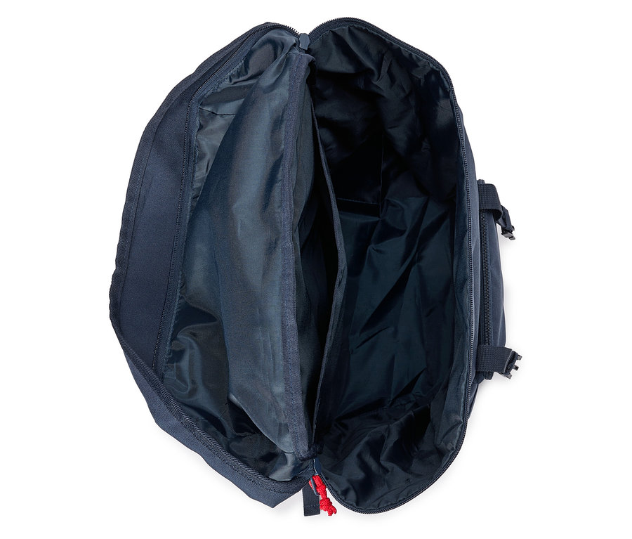 Sac de voyage bleu marine ouvert avec plusieurs compartiments, photographié d'en haut.