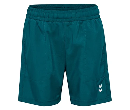 Gros plan sur un short d’entraînement HUMMEL HMLJR Pulse vert balsamique avec un logo à chevrons blanc.