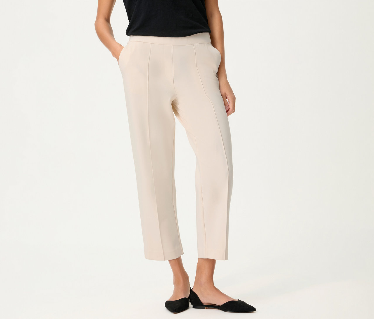 Femme portant un pantalon en lin Olsen, cropped, et des chaussures noires. Le pantalon est beige clair et a des poches.