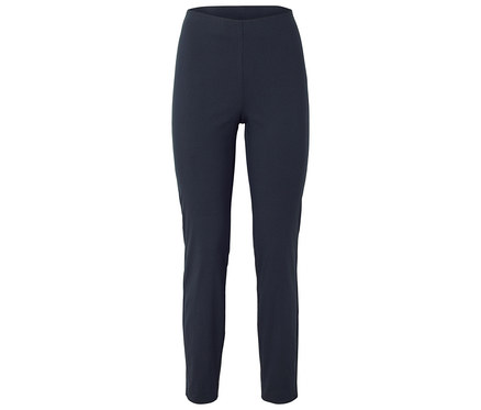Pantalon de tissu bleu foncé et étroit sur fond blanc.