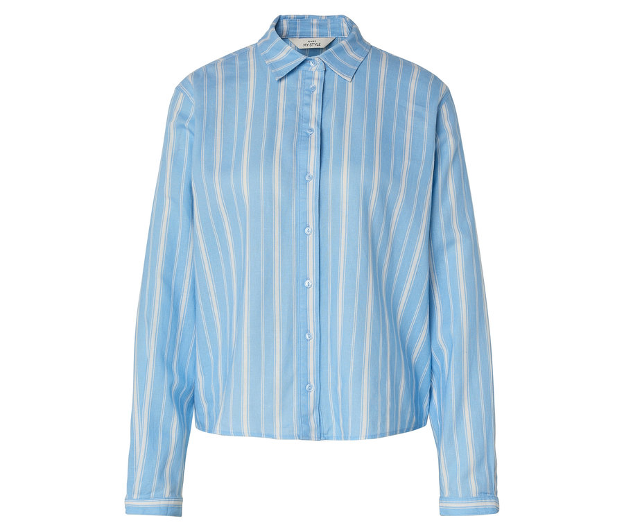 Chemise bleu clair à manches longues avec rayures blanches et boutons.
