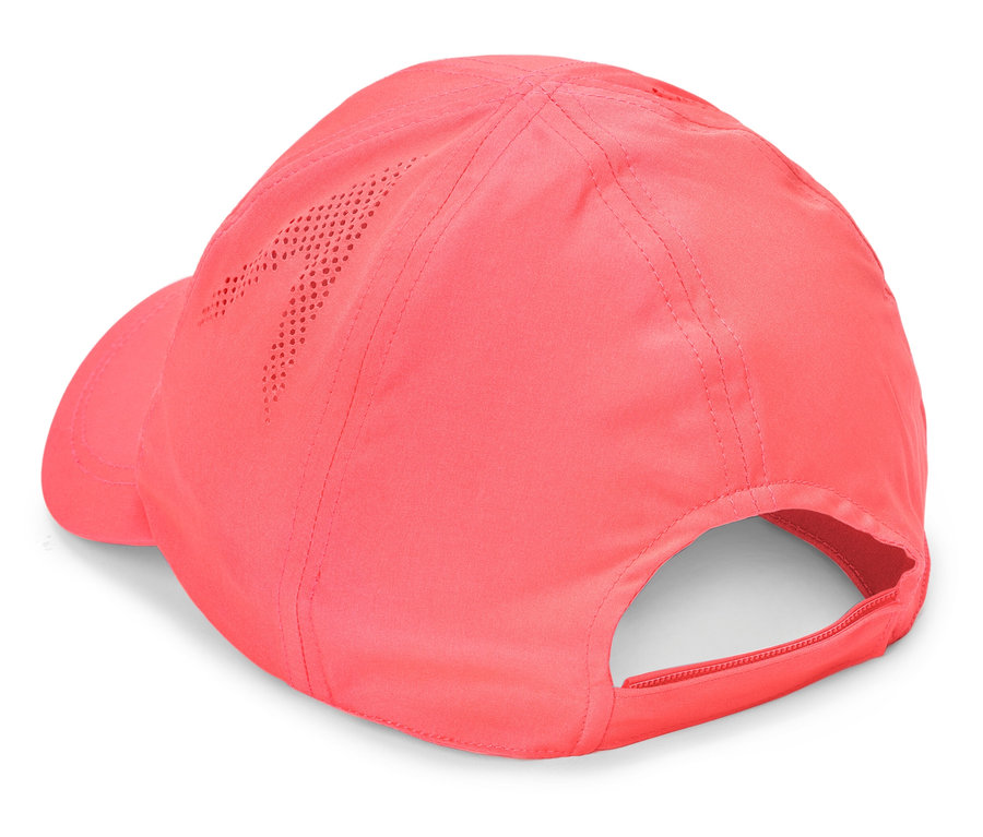 Gros plan d'une casquette de baseball corail avec une visière incurvée et une sangle réglable sur fond blanc.
