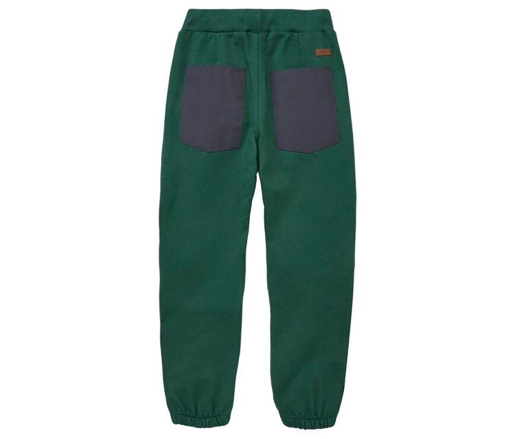 Pantalon de jogging vert foncé avec deux poches arrière rectangulaires gris foncé et une petite étiquette marron sur le côté droit de la ceinture.