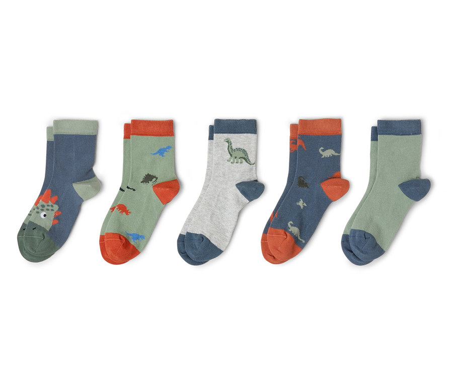Cinq paires de chaussettes pour enfants avec différents motifs de dinosaures sont côte à côte.