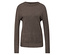 Pull en tricot marron à bord roulé.