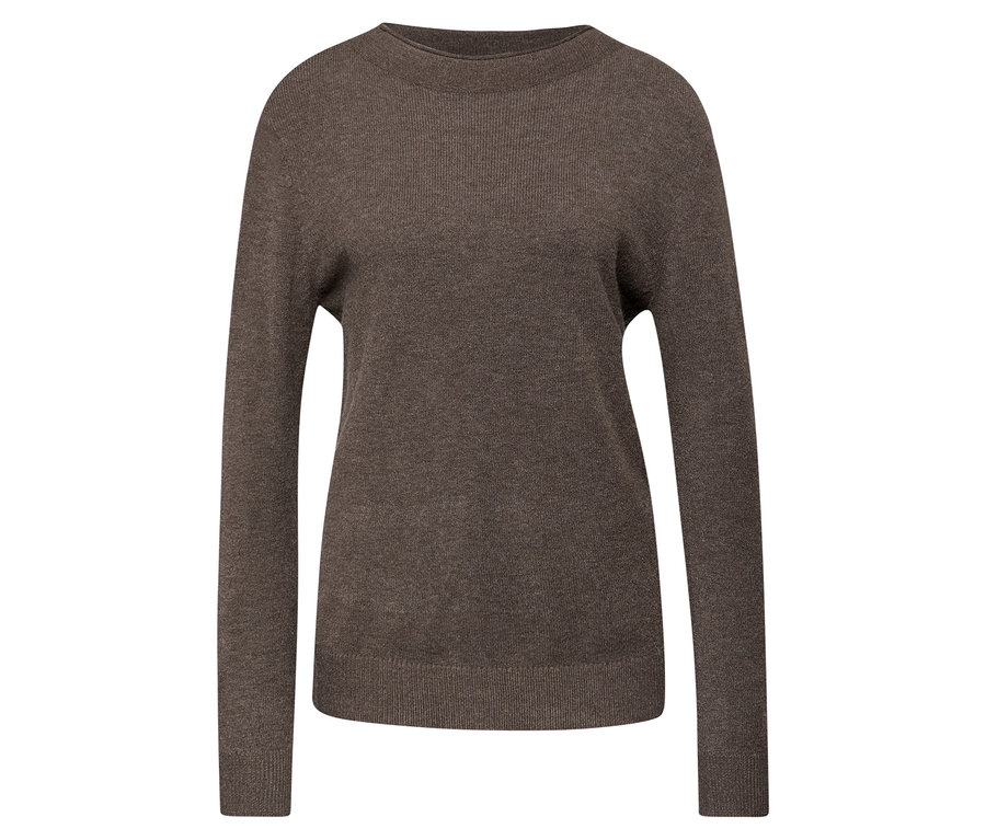 Pull en tricot marron à bord roulé.