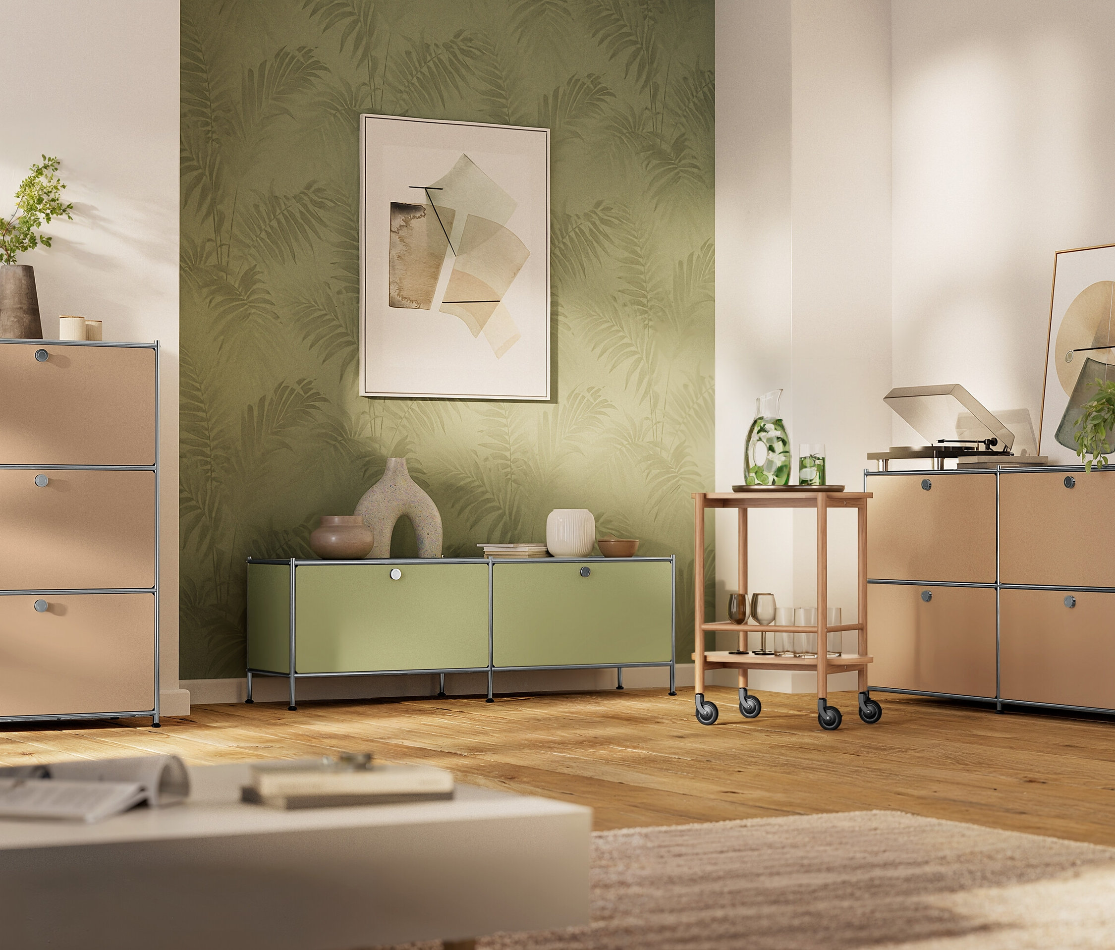 Salon avec des meubles USM beiges et vert lime, dont des étagères et un chariot de service, sur un plancher en bois.