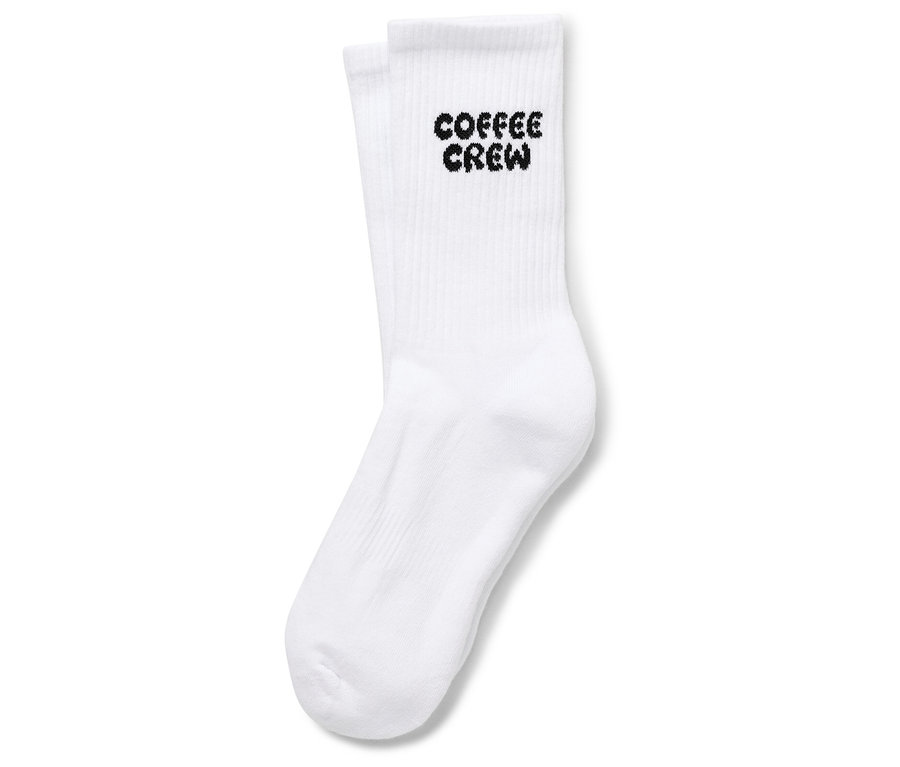 Une paire de chaussettes blanches avec l'inscription "Coffee Crew".
