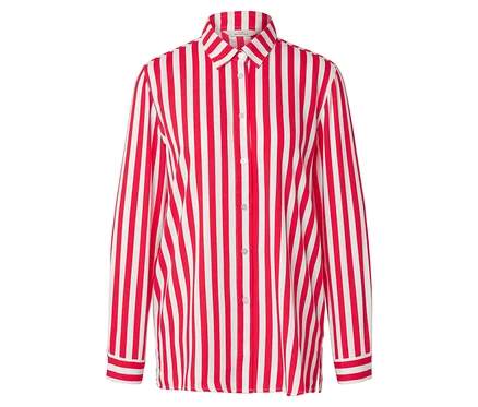 Une chemise à rayures rouges et blanches à manches longues est posée sur un fond blanc.