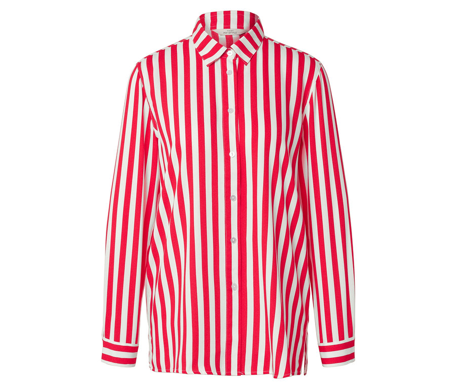 Une chemise à rayures rouges et blanches à manches longues est posée sur un fond blanc.