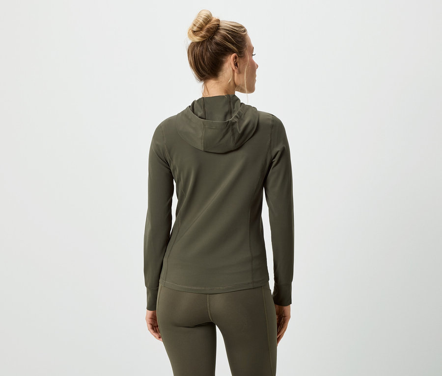 Vue arrière d'une femme portant les cheveux en chignon, vêtue d'un sweat à capuche olive et d'un legging.