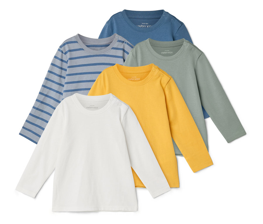 Cinq t-shirts à manches longues pour enfants en blanc, jaune, vert, bleu et rayé bleu et blanc sont superposés.
