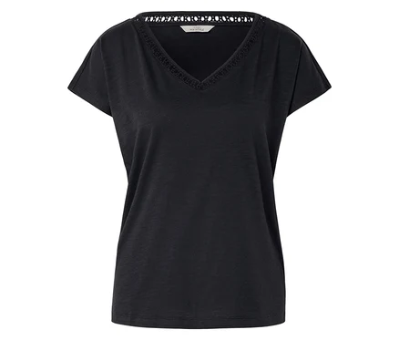T-shirt noir à col en V et détails en dentelle.