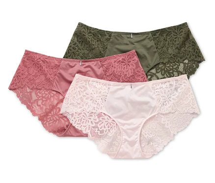 Trois culottes pour femmes en rose, rose poudré et vert olive sont superposées, avec des détails en dentelle sur les côtés.