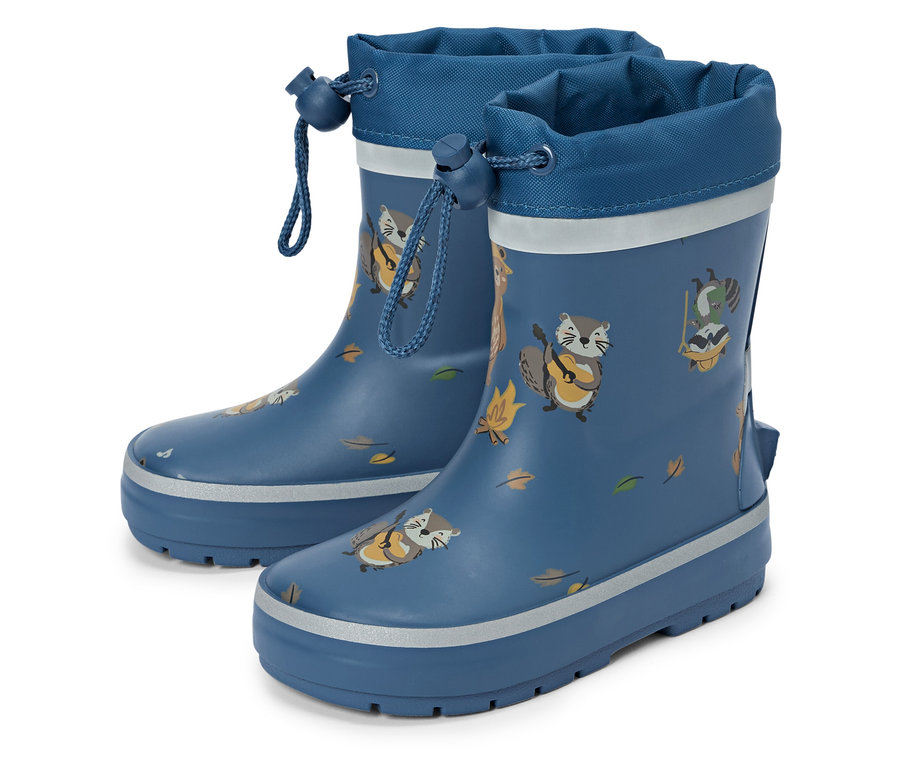 Une paire de bottes en caoutchouc bleues avec cordon de serrage et motifs de raton laveur se tient sur un fond blanc.