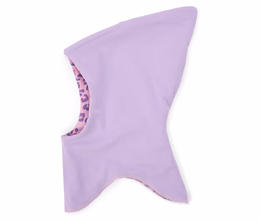 Cagoule lilas avec motif léopard rose à l'intérieur, isolée sur blanc.