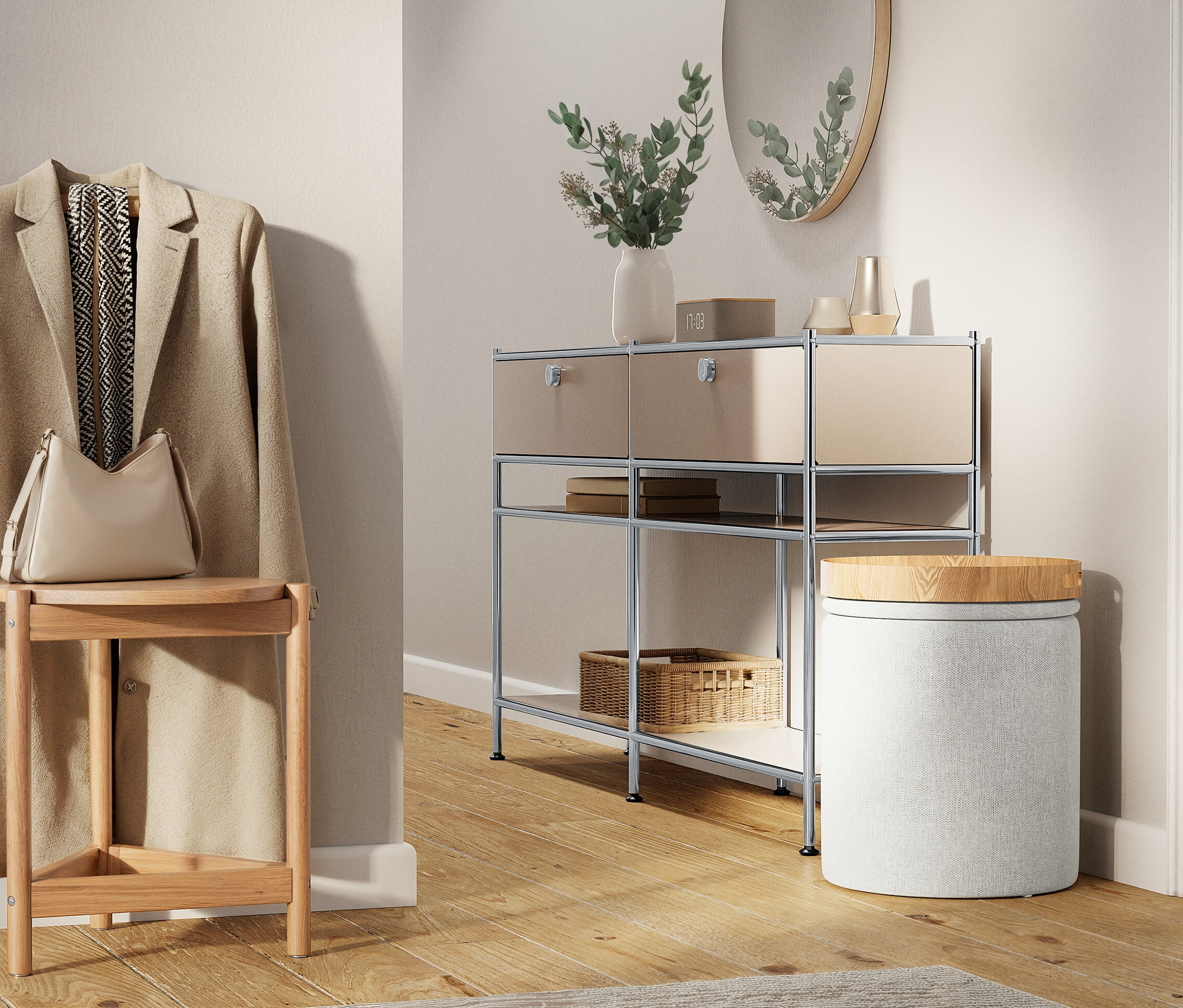 Un manteau beige est accroché à un mur à côté d'un tabouret avec un sac à main dessus. À côté se trouve une étagère avec des tiroirs et un tabouret rond.