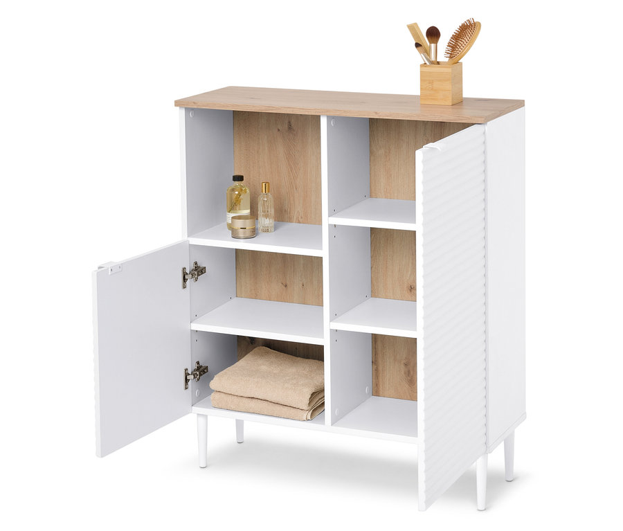 Meuble de salle de bain blanc avec porte gauche ouverte, serviettes, cosmétiques et pinceaux de maquillage.