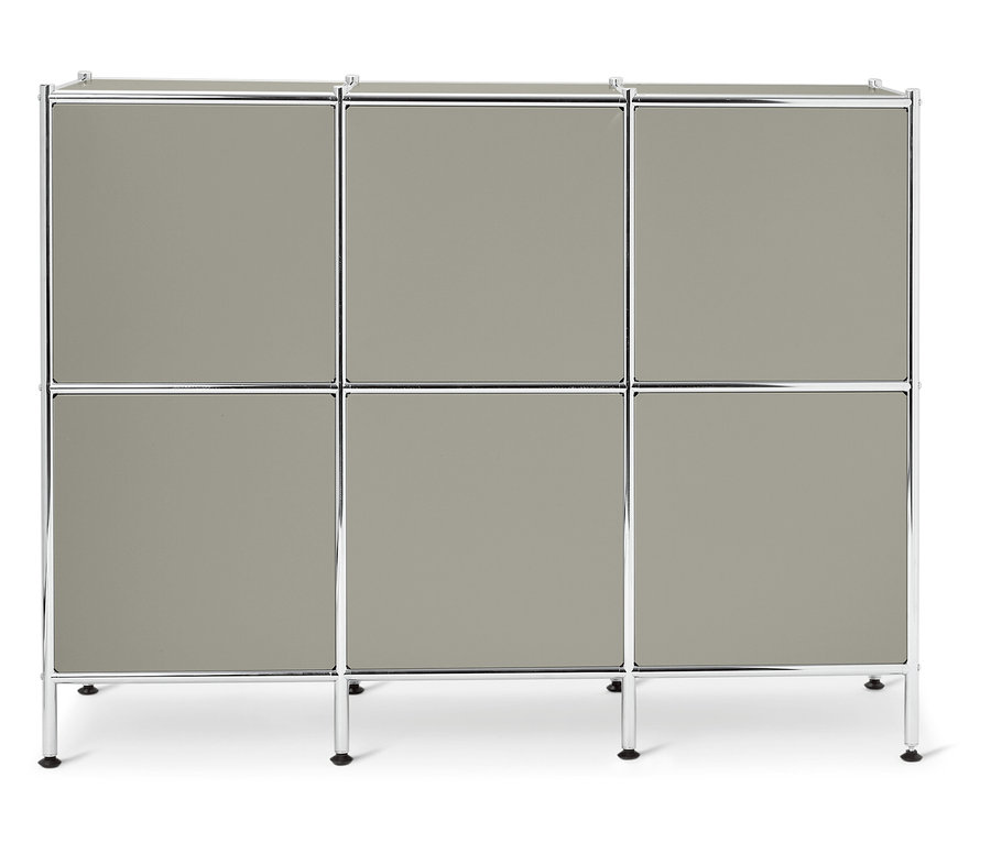 Une étagère modulaire grise à six compartiments avec un cadre chromé se dresse sur un fond blanc.